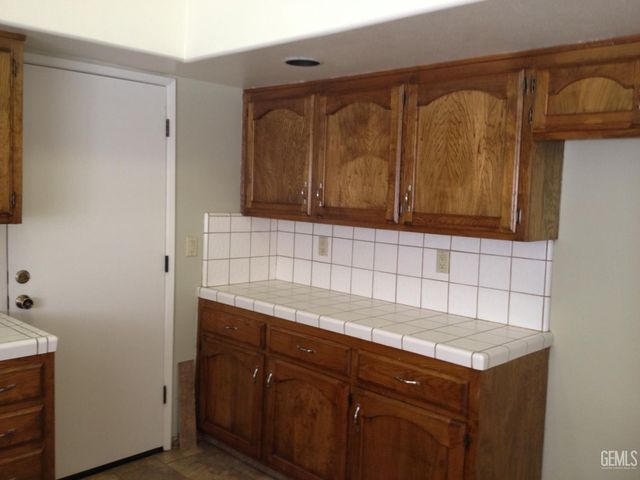 8013 Chaucer Street, Bakersfield, CA 93311