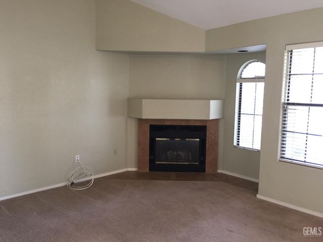 8013 Chaucer Street, Bakersfield, CA 93311