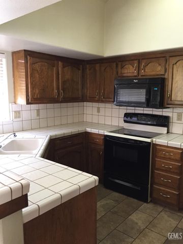 8013 Chaucer Street, Bakersfield, CA 93311