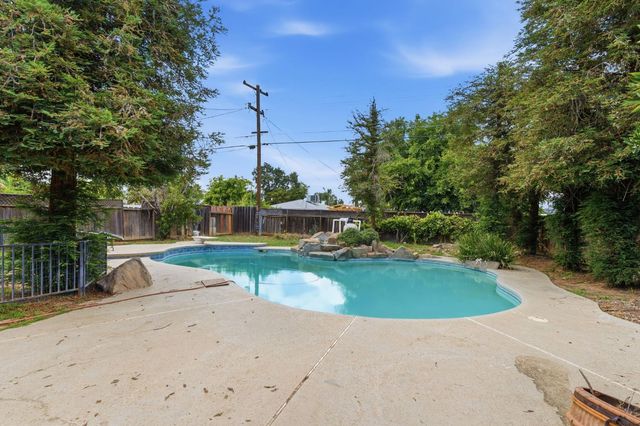 27341 Parkwood Avenue, Madera, CA 93637