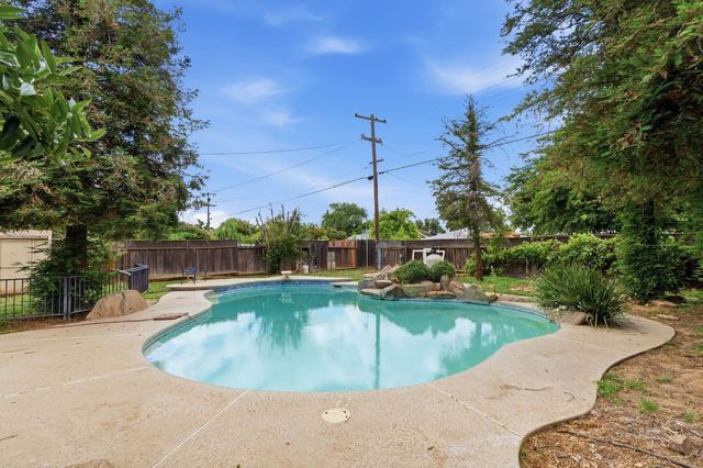 27341 Parkwood Avenue, Madera, CA 93637