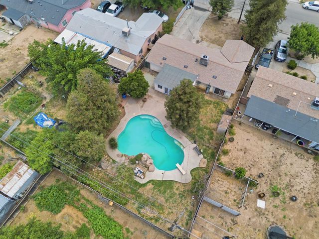 27341 Parkwood Avenue, Madera, CA 93637