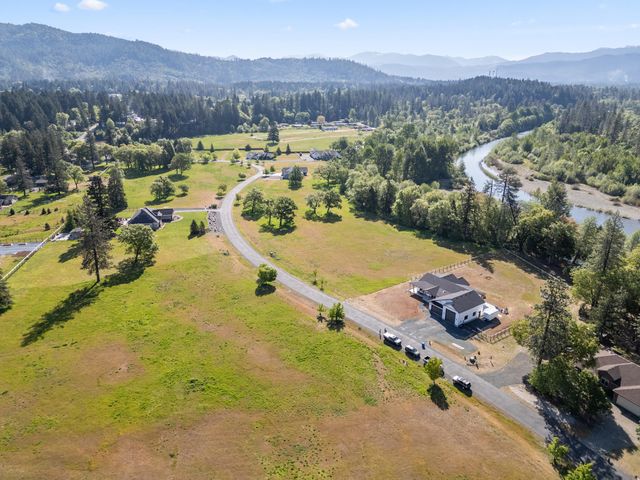 565 E Forks Circle, Cave Junction, OR 97523