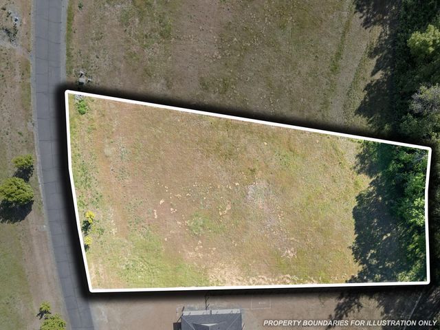 565 E Forks Circle, Cave Junction, OR 97523