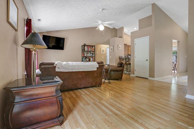 8106 Cedar point Drive, Newburgh, IN 47630