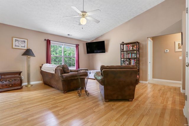 8106 Cedar point Drive, Newburgh, IN 47630
