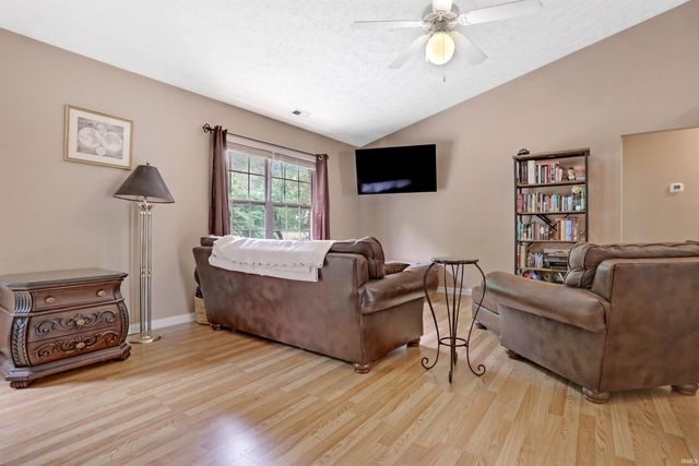 8106 Cedar point Drive, Newburgh, IN 47630