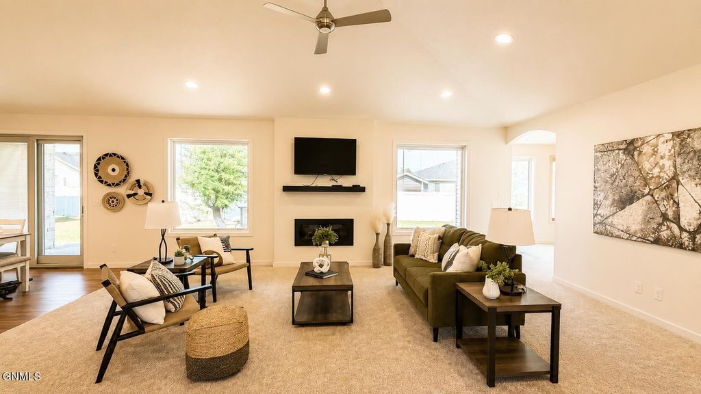 3719 Leighton Drive, Bismarck, ND 58504 photo 2