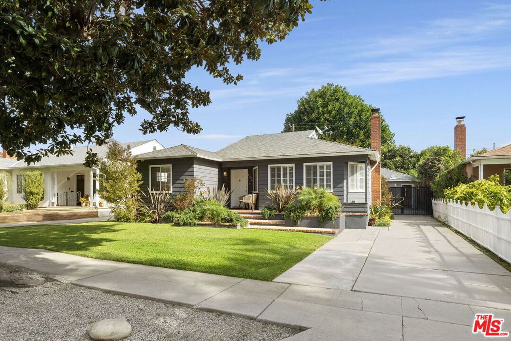 Image 1 of property listing at 2926 S Bentley Ave, Los Angeles, CA 90064