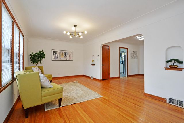 962 Smith Avenue S, West Saint Paul, MN 55118