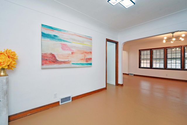 962 Smith Avenue S, West Saint Paul, MN 55118