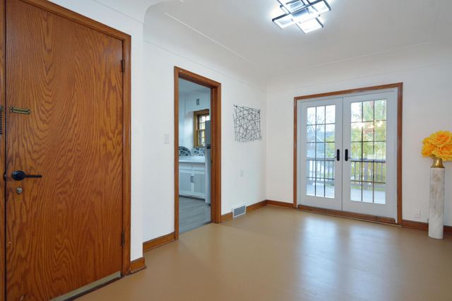 962 Smith Avenue S, West Saint Paul, MN 55118