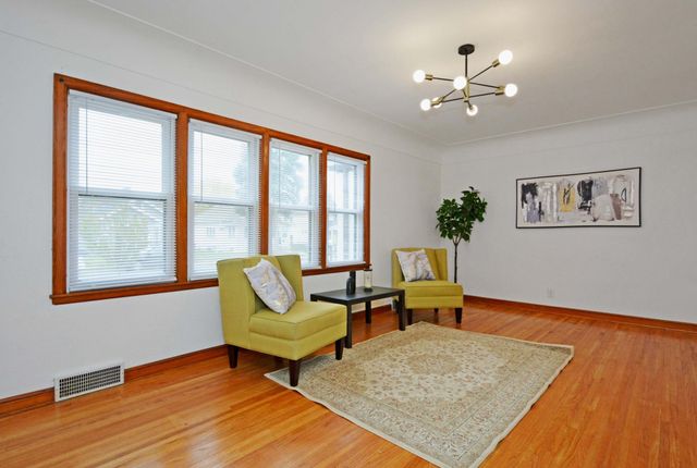 962 Smith Avenue S, West Saint Paul, MN 55118