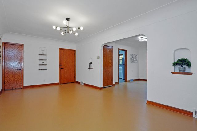 962 Smith Avenue S, West Saint Paul, MN 55118