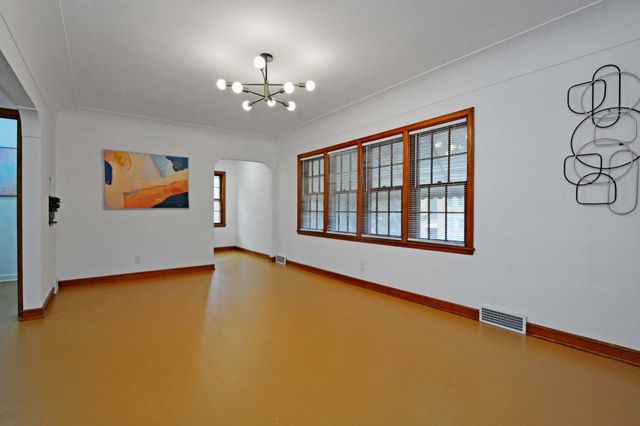 962 Smith Avenue S, West Saint Paul, MN 55118