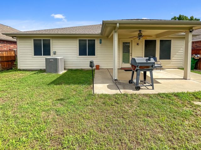 8828 King Ranch Drive, Cross Roads, TX 76227