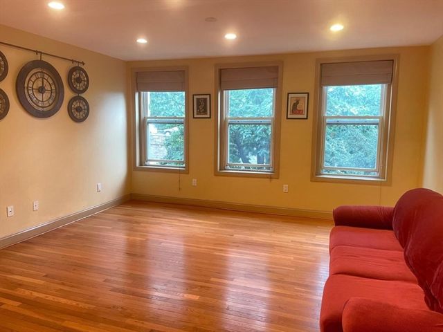 394 Riverway 4, Boston, MA 02115