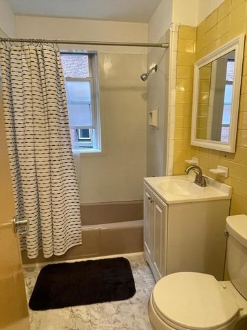 394 Riverway 4, Boston, MA 02115