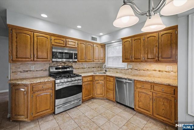 32 Highview Avenue, Woodcliff Lake, NJ 07677