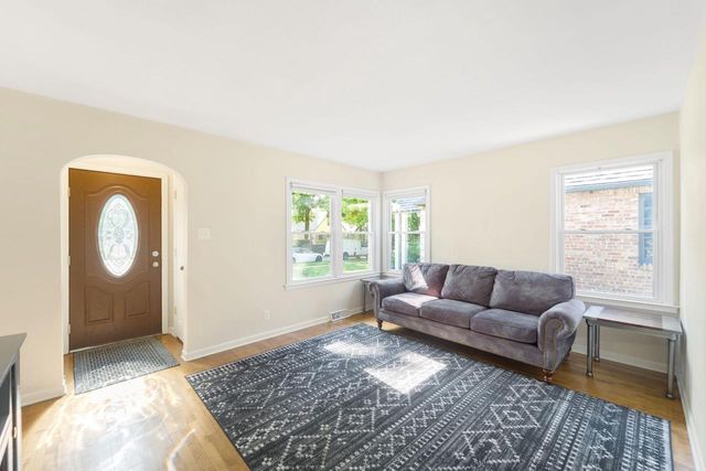 5711 N Braeburn LANE, Glendale, WI 53209