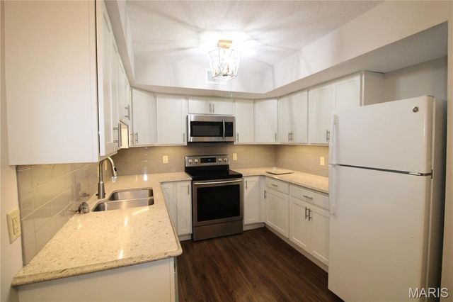 15022 Baxter Village Drive, Chesterfield, MO 63017