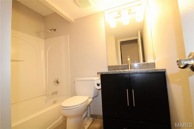 15022 Baxter Village Drive, Chesterfield, MO 63017
