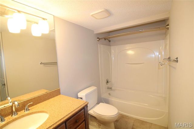 15022 Baxter Village Drive, Chesterfield, MO 63017