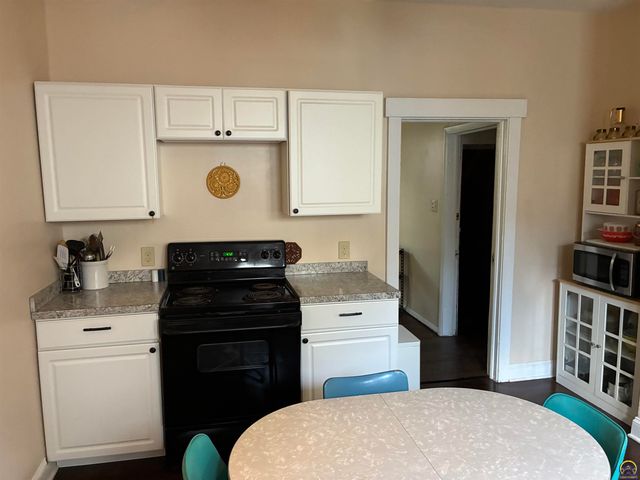 1279 SW MacVicar AVE, Topeka, KS 66604