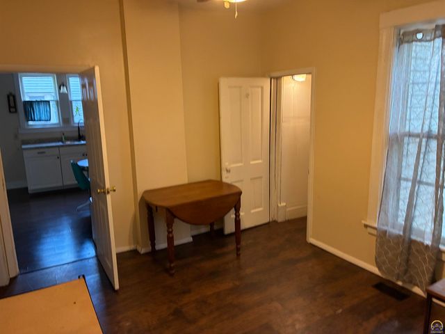 1279 SW MacVicar AVE, Topeka, KS 66604