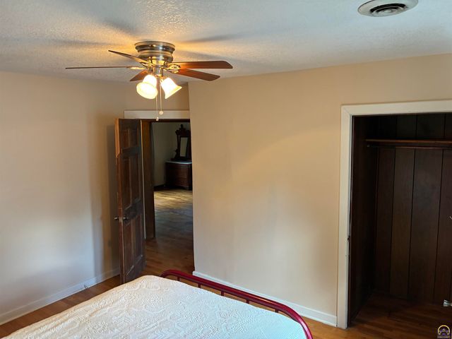 1279 SW MacVicar AVE, Topeka, KS 66604