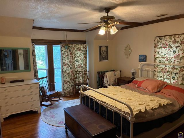 1279 SW MacVicar AVE, Topeka, KS 66604