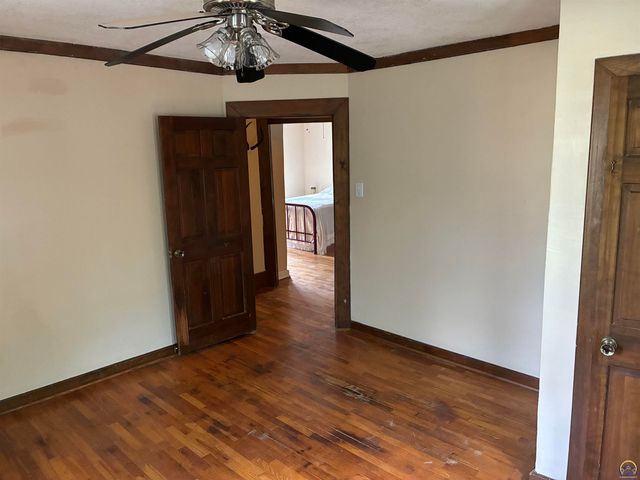 1279 SW MacVicar AVE, Topeka, KS 66604