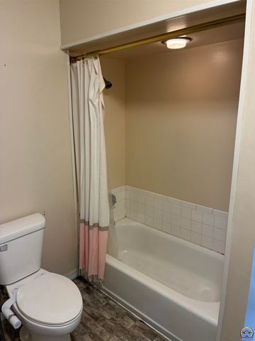 1279 SW MacVicar AVE, Topeka, KS 66604