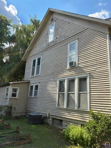 1279 SW MacVicar AVE, Topeka, KS 66604
