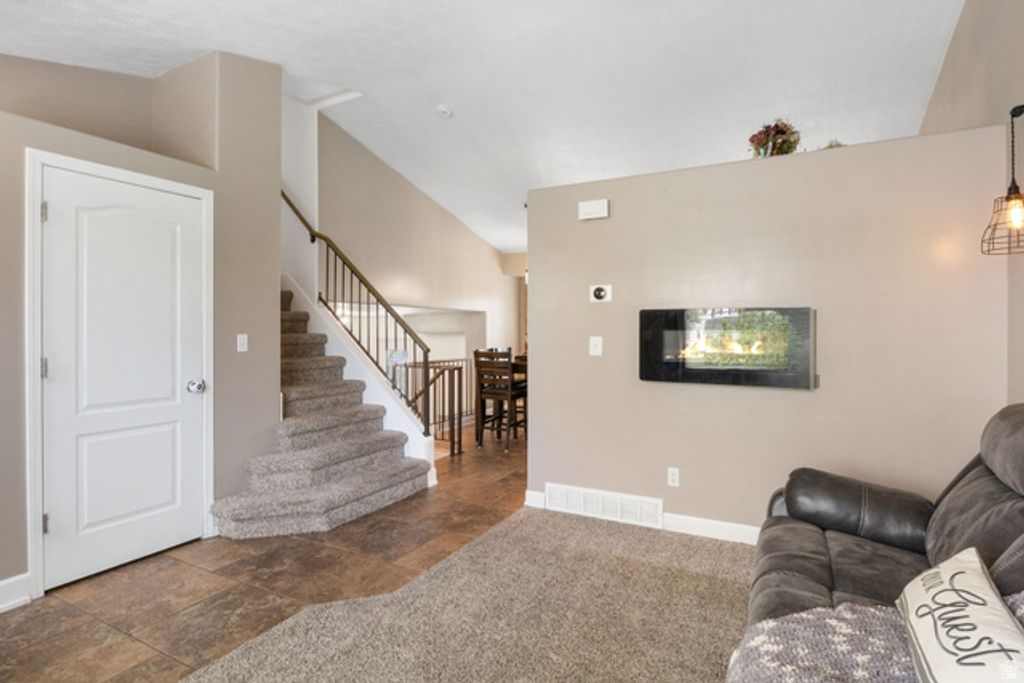 Image 6 of property listing at 6216 W RANCHO MARTIN CIR, West Valley City, UT 84128