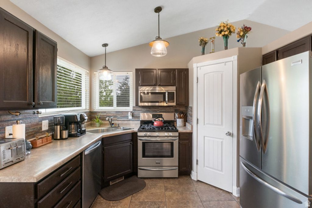 Image 9 of property listing at 6216 W RANCHO MARTIN CIR, West Valley City, UT 84128