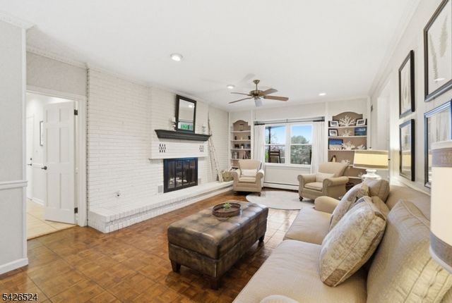 15 Sunrise Cir, Clinton Twp., NJ 08809