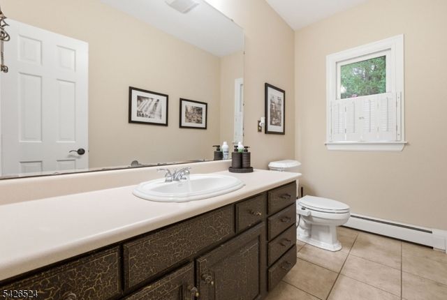 15 Sunrise Cir, Clinton Twp., NJ 08809