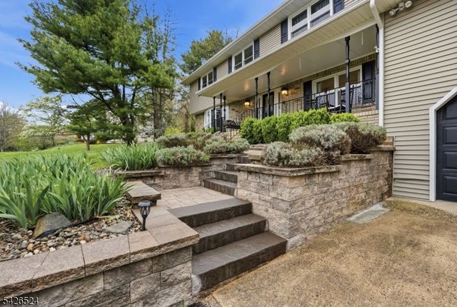 15 Sunrise Cir, Clinton Twp., NJ 08809