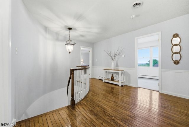 15 Sunrise Cir, Clinton Twp., NJ 08809