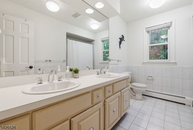 15 Sunrise Cir, Clinton Twp., NJ 08809