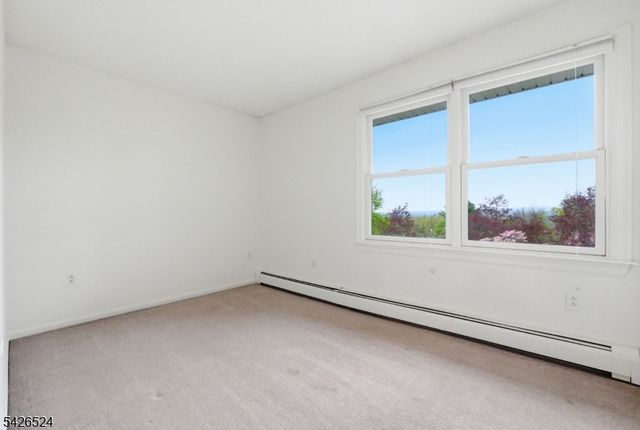 15 Sunrise Cir, Clinton Twp., NJ 08809