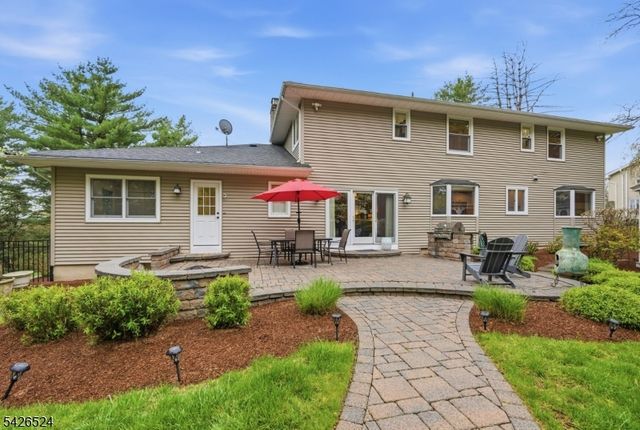 15 Sunrise Cir, Clinton Twp., NJ 08809