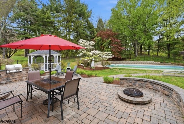 15 Sunrise Cir, Clinton Twp., NJ 08809