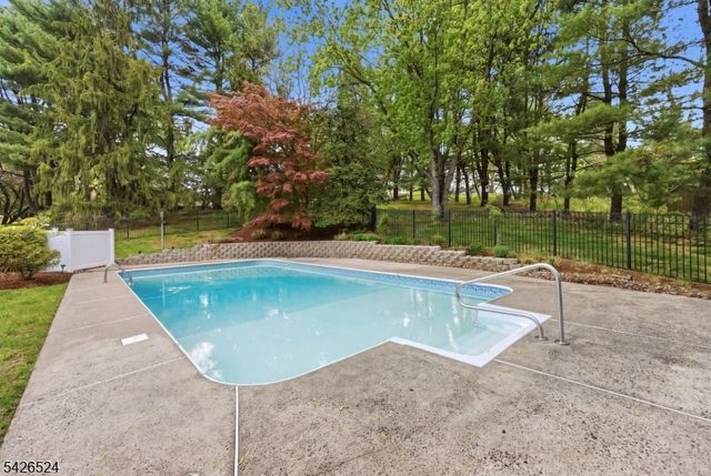 15 Sunrise Cir, Clinton Twp., NJ 08809