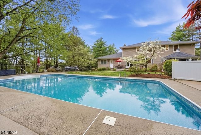 15 Sunrise Cir, Clinton Twp., NJ 08809