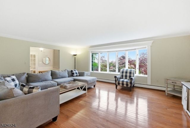 15 Sunrise Cir, Clinton Twp., NJ 08809