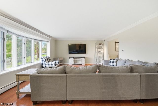 15 Sunrise Cir, Clinton Twp., NJ 08809