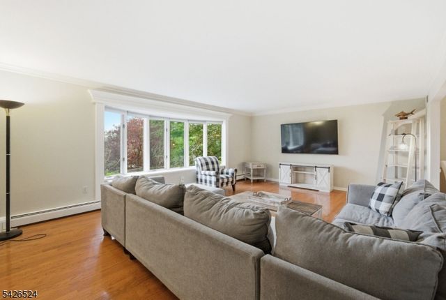 15 Sunrise Cir, Clinton Twp., NJ 08809