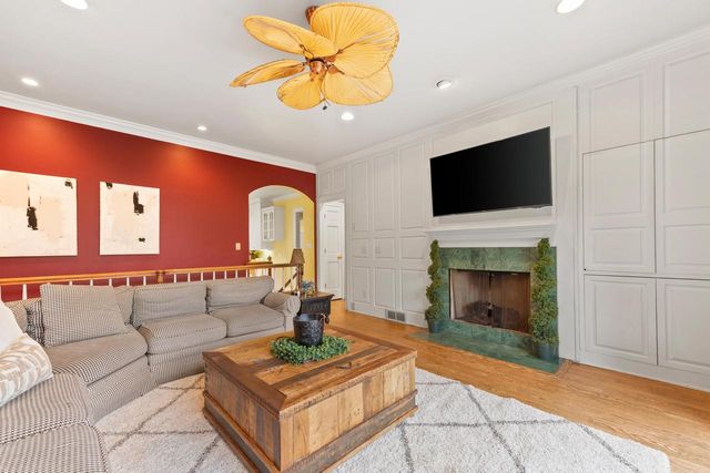 637 E Carlisle AVENUE, Whitefish Bay, WI 53217